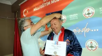 Milli Eğitim Müdüründen 50 yaşında üniversite bitiren şoförüne sürpriz kep töreni