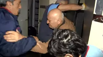 Asansörde mahsur kalan adamı itfaiye kurtardı