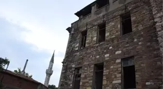 Atatürk'ün İzmir'e geldiğinde kaldığı otel, bakımsızlıktan çöküyor