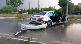 Aydınlatma direğine çarpan lüks araç kendi etrafında defalarca döndü: 2 yaralı