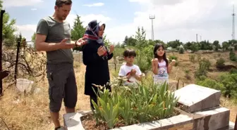 Babalar Günü'nde mezarlıklarda anlamlı ziyaret