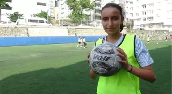 Futbolcu olmak isteyen Zeynep, takım bulamıyor