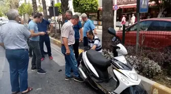 Yayaya yol vermek için duran motosiklete otomobil çarptı