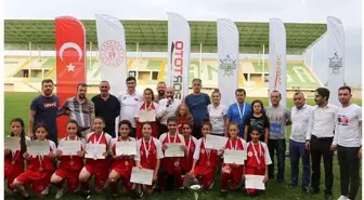 Analig Softbol'da Kayseri Kız Takımı Türkiye Şampiyonu Oldu