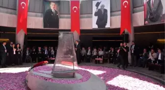 Demirel güllerle anıldı