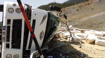 Freni boşalan kamyon yan yattı