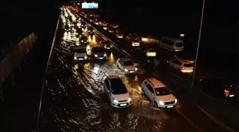 Trabzon'da şiddetli yağış sonrası yollar göle döndü