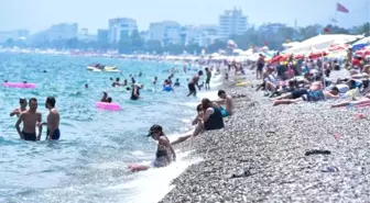 Antalya sahilleri sıcaktan kaçanlarla dolup, taştı