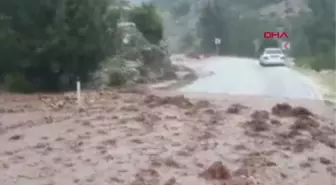 MERSİN Yoğun yağış yol çökertti