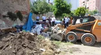 Gelen şikayeti değerlendiren zabıta ekipleri çöp evi temizletti