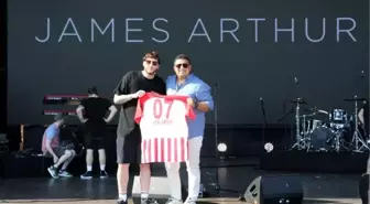 James Arthur'a Antalyaspor forması