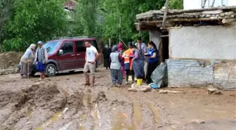 Afyonkarahisar'da sağanak; 250'den fazla evde ev ve iş yerini su bastı (2)