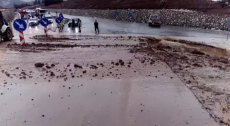 Burdur'da sağanak etkili oldu, köy yolları sular altında kaldı