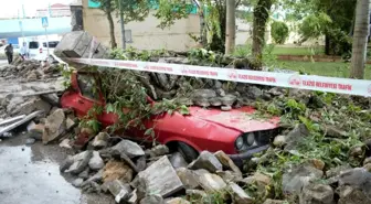 Kuvvetli yağış istinat duvarını yıktı, 7 araç zarar gördü