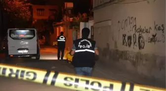 Önce iki kişiyi, ardından da kendisini yakalayan polisi bıçakladı