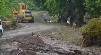 Samsun'da sağanak sel ve heyelana yol açtı