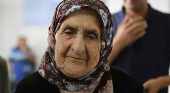 106 yaşındaki asırlık nine her ay maaşını kendisi çekiyor