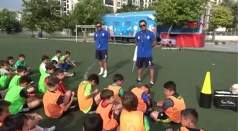 AYDIN Tek yumurta ikizleri futbol oynarken forma numaralarından ayırt ediliyor