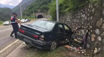 Otomobil istinat duvarına çarptı: Melek öldü, anne ve babası yaralandı