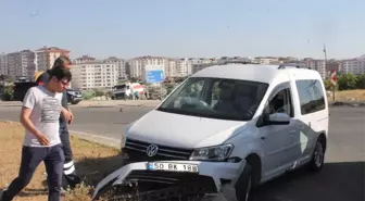 Siirt'te virajı alamayan otomobil refüje çarptı: 3 yaralı