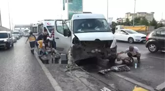 Beylikdüzü'nde bariyere çarpan kamyonetteki 3 işçi yaralandı