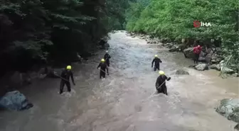 Selde kaybolan 3 kişiyi arama çalışmaları havadan görüntülendi