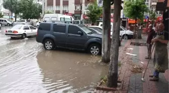 Sivas'ta sağanak, cadde ve sokakları göle çevirdi