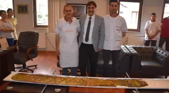 Yeni başkanı ziyarete 2 metre 25 santim pideyle gitti