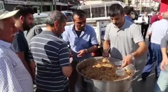 Sivas'ta bir esnaf Mursi için helva dağıttı