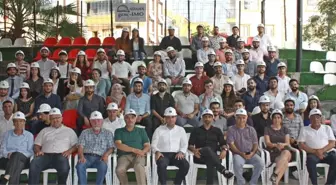 Yeni mezun inşaat mühendisleri baret taktı