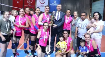 Biraz Veteran Voleybol Takımı Kocaeli'de şampiyon oldu