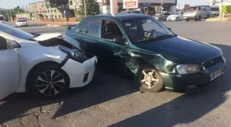 Kaza yapan araçtan çıkan çocuklar gözyaşlarına boğuldu