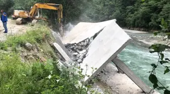 Fırtına Vadisi'nde vatandaşlar binalarını kendileri yıktı