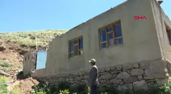 HAKKARİ EVLERİ ÇÖKEN AİLE, OKULUN LOJMANINA YERLEŞTİ