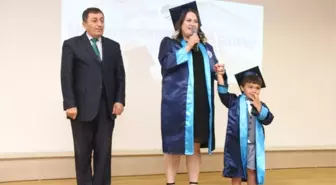 Mezuniyet diplomasını küçük oğlu ile aldı