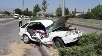 Otomobil aydınlatma direğine çarptı: 5 yaralı