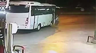 Antalya'da tur midibüsü ile taksi çarpıştı: 1 ölü, 7 yaralı