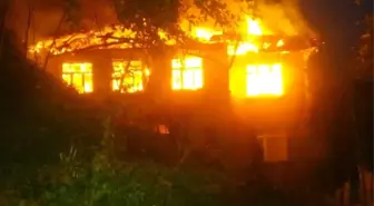 Çatı yangını evi kül etti
