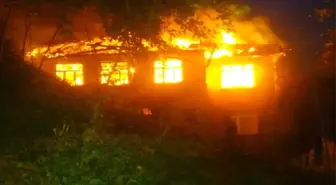 Çatı yangını evi kül etti