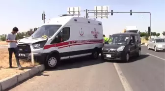 Hasta taşıyan ambulans hafif ticari araçla çarpıştı: 4 yaralı