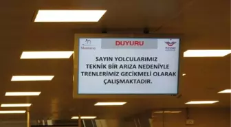 Marmaray arıza yaptı; vatandaşlar raylarda yürüdü (1)