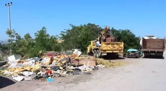 Toprak döküp yol kapatan esnafa belediye'den cevap