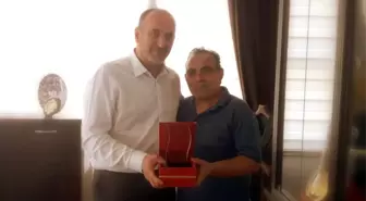 Soyer'den İHA muhabirine teşekkür plaketi