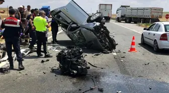 Tırın çarptığı otomobilin motoru yola fırladı: 1 ağır yaralı