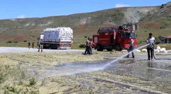 Egzozdan çıkan kıvılcım tır üzerinde yüklü samanları yaktı