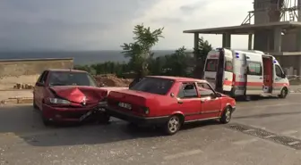 Otomobiller kafa kafaya çarpıştı, 4 çocuk yaralandı