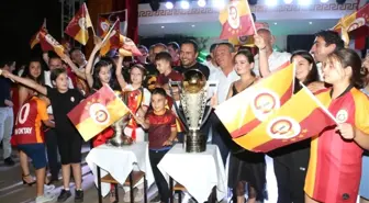 Salihli'deki Galatasaraylılardan çift kupalı kutlama