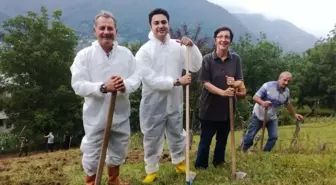 Kaymakam ve Belediye Başkanı kazmayı eline aldı, tarlaya girdi