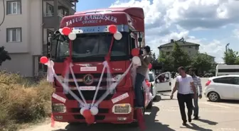 Nakliyeci kardeşler, tırı sünnet aracı yaparak çocuklarını gezdirdiler.