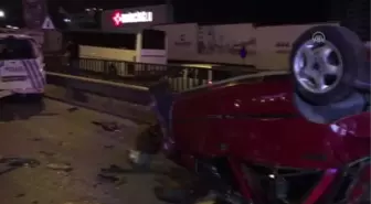 Otomobil bariyere ve polis aracına çarptı: 8 yaralı